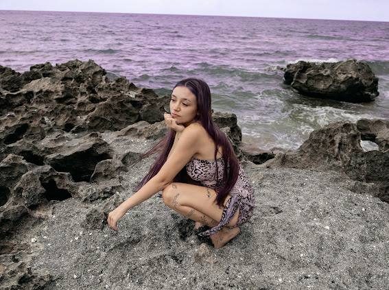 Fayelix looking back